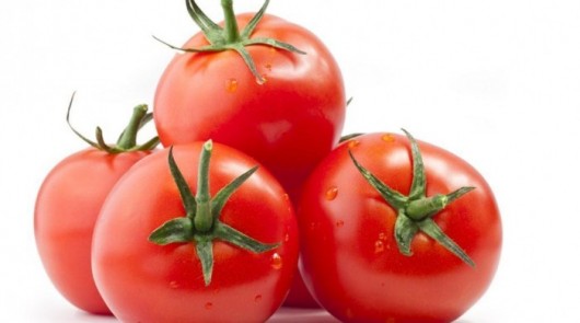 Pomidor maskası ilə parıltılı və ağ üzə sahib olun - RESEPT