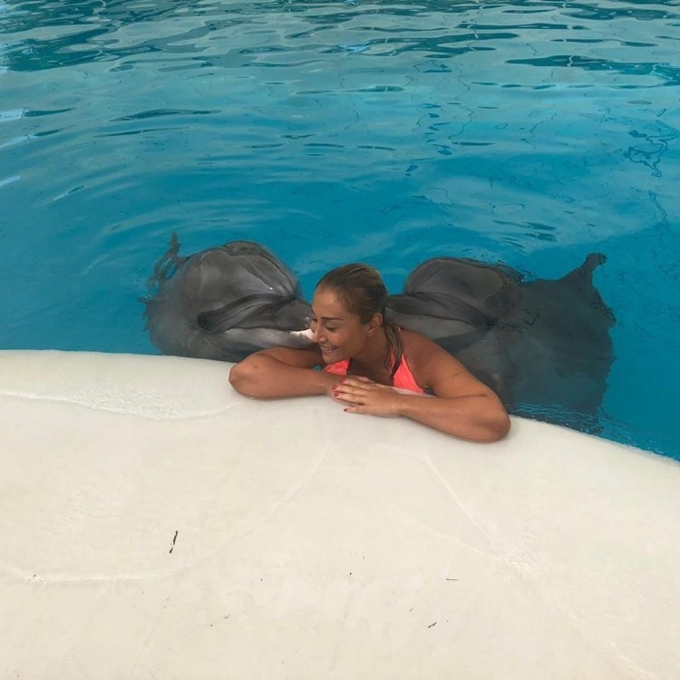 Azərbaycanlı xanım aparıcıdan hovuzda delfinlərlə - FOTO