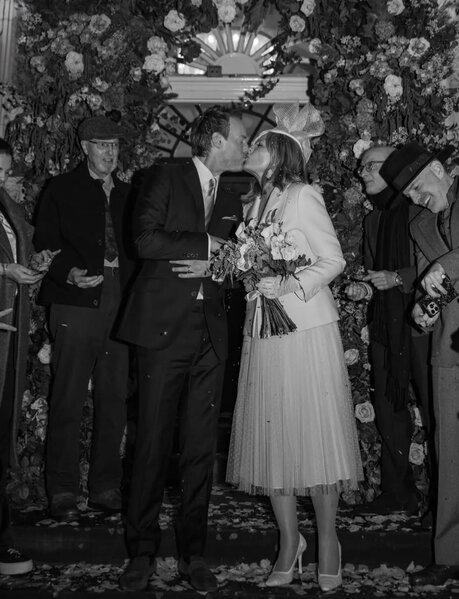 69 yaşlı məşhur aktrisa ərə getdi - FOTOLAR