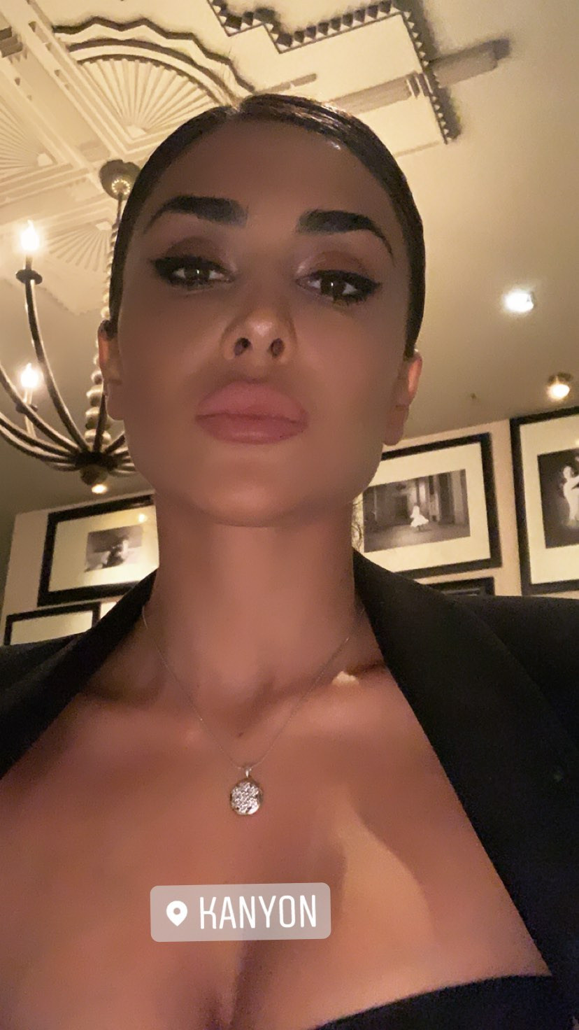 Pərvin Abıyeva dərin sinə dekoltəsi və qısa libası ilə türkləri heyran etdi - FOTO