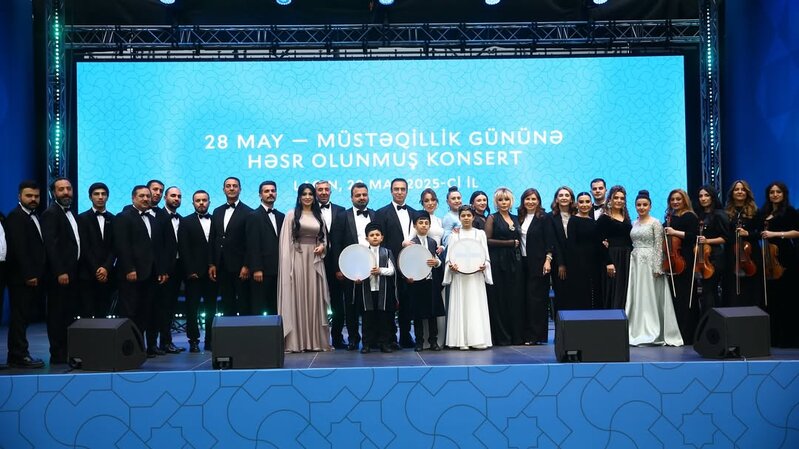 Prezidentlərin qarşısında çıxış edən Çinarədən - AÇIQLAMA