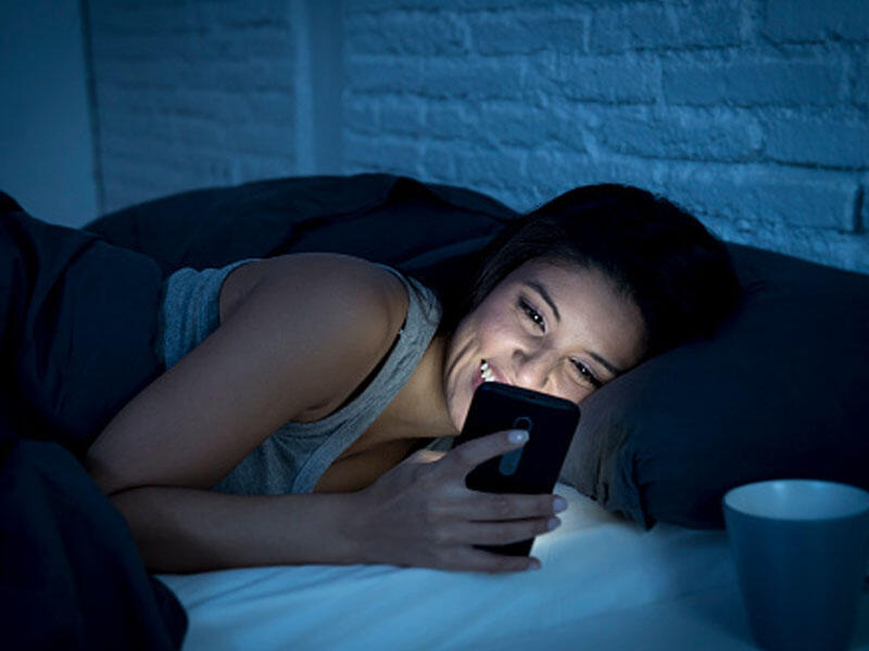 Telefonun mavi işığı yuxusuzluğa səbəb olur - Nevroloq