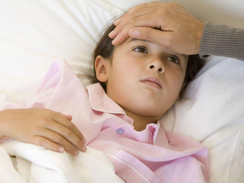 Xəstəliyə yoluxan uşaqlarda qızdırma, öskürək, halsızlıq və