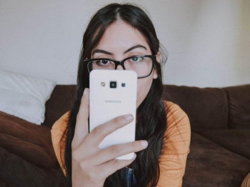 Telefon əlinizdən düşmürsə, bu xəstəliklərə hazır olun