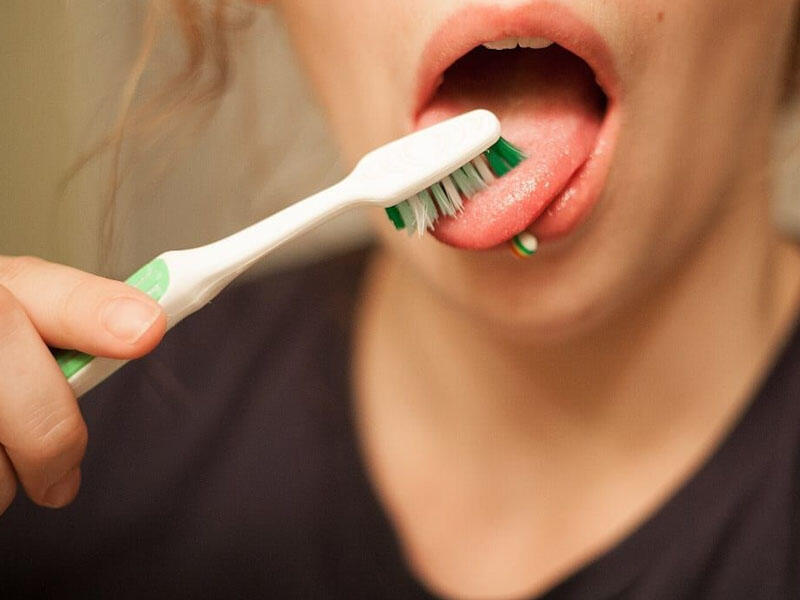 Diş fırçasını udan qadın son anda xilas edildi - Kuryoz olay