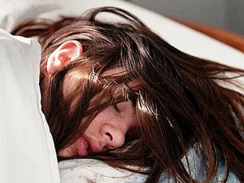 Nəmli saçlarla yatmaq bakteriyaları çoxaldır - Bütün gecə ərzində