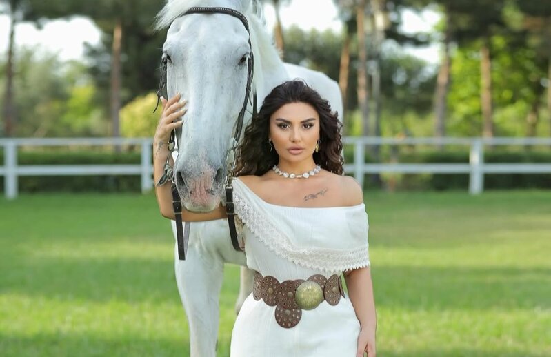 Şəbnəm Tovuzlu at ilə kamera qarşısına keçdi