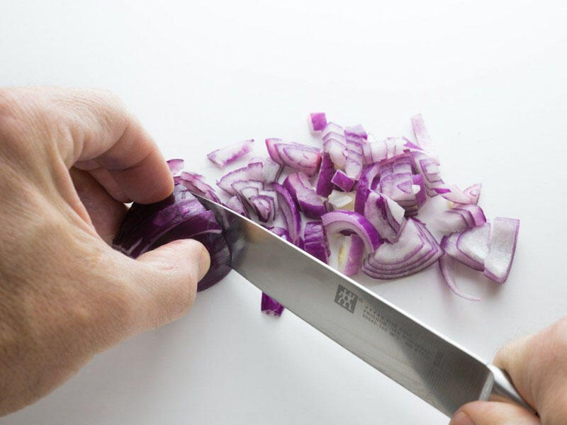 Qırmızı soğan xolesterin və şəkəri 50% azaldır