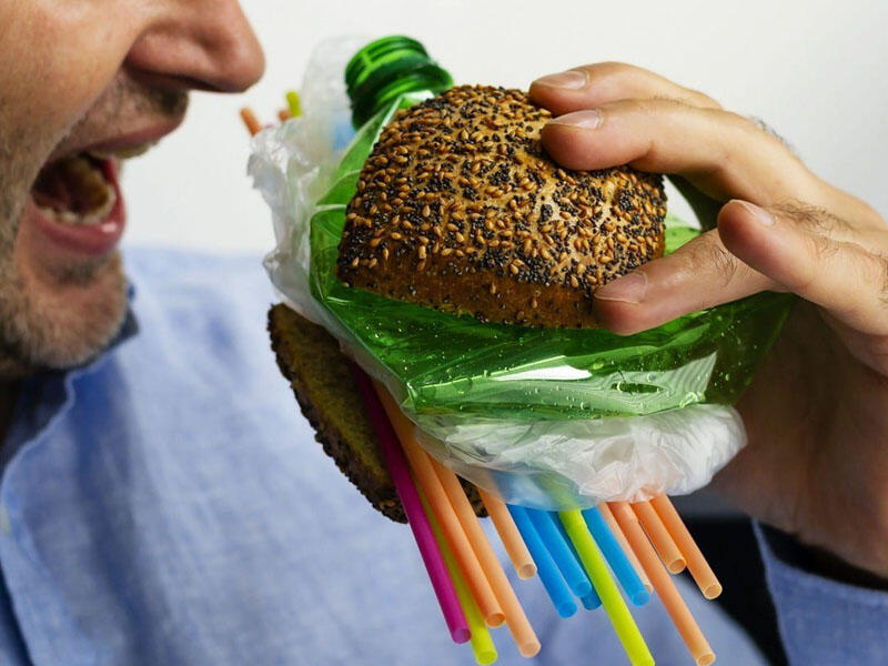 İldə 260 qram plastik yeyirik - Həkimdən Xəbərdarlıq