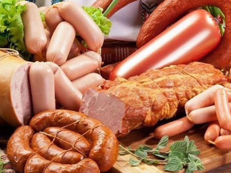 Kolbasa yeyərkən orqanizmdə nə baş verir? - Həkim açıqladı