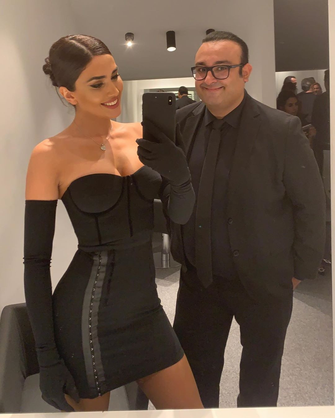 Pərvin Abıyeva dərin sinə dekoltəsi və qısa libası ilə türkləri heyran etdi - FOTO