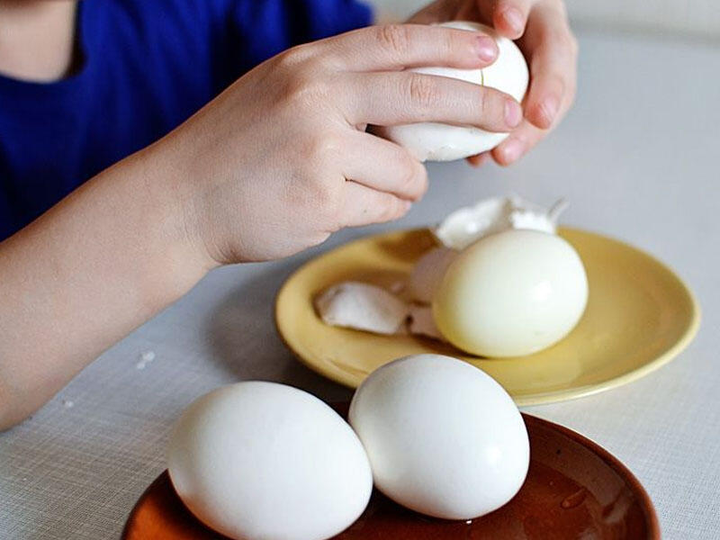 Куриные яйца польза и вред для организма. Вареные яйца. Яйцо куриное вареное. Яйца очищенные. Яйцо отварное.