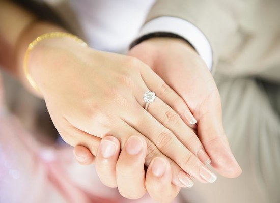 BDU - da sevgilisi qıza görün necə evlilik təklif etdi - VİDEO