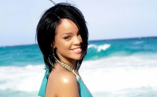 Rihanna`dan fərqli saç düzümləri və makiyajlar