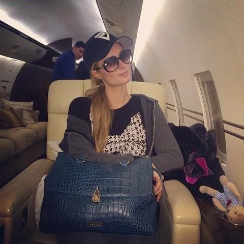 Paris Hilton Şaxta babanın qucağında