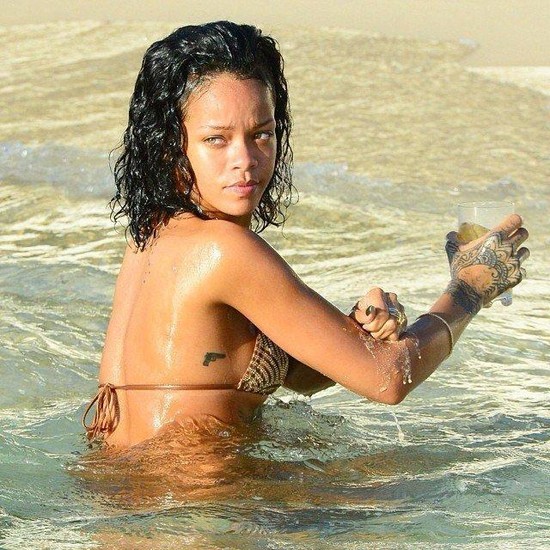 Rihanna bir qədəh şərabla dəniz kənarında