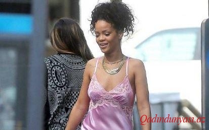 Rihanna gecə libası ilə küçədə
