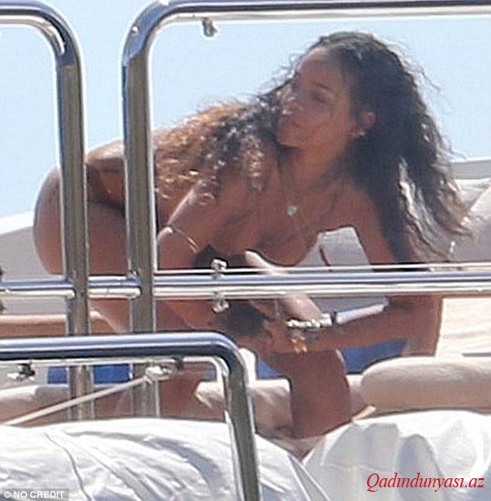 Rihannadan bikinili rəqs