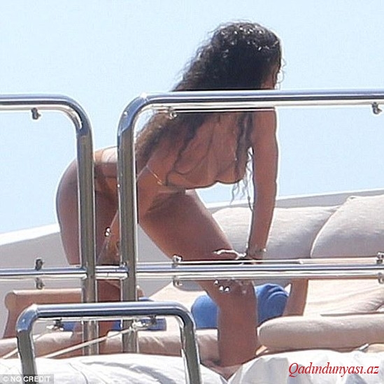 Rihannadan bikinili rəqs