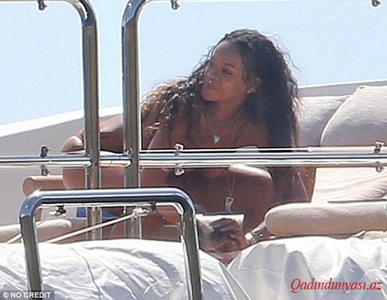 Rihannadan bikinili rəqs