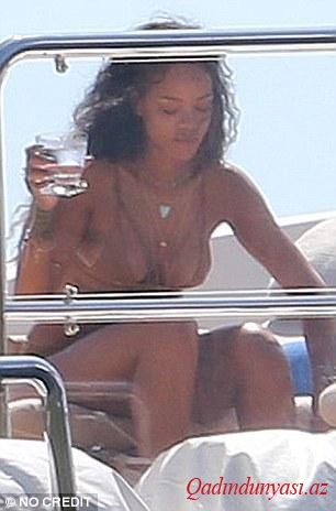 Rihannadan bikinili rəqs