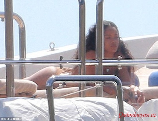 Rihannadan bikinili rəqs