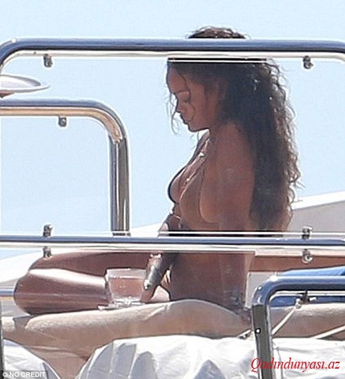 Rihannadan bikinili rəqs