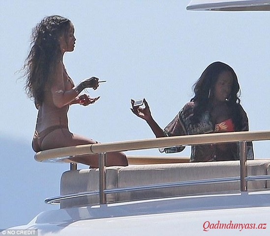 Rihannadan bikinili rəqs