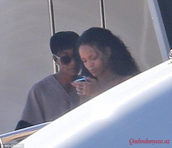 Rihannadan bikinili rəqs