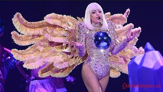 Lady Gaga səhnədə soyundu!