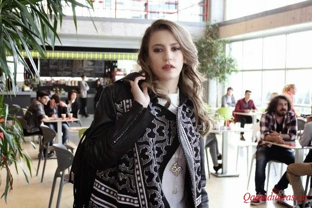 Qara və qısa saçlı Serenay Sarıkaya -Foto