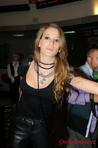 Qara və qısa saçlı Serenay Sarıkaya -Foto