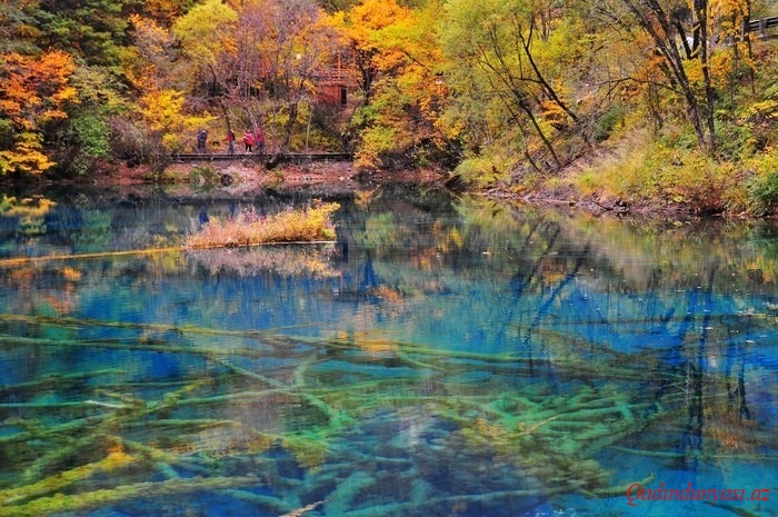 Çində yerləşən beş rəngi özündə cəmləşdirən göl - Foto
