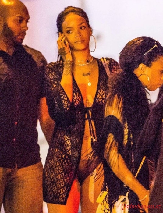 Yarıçılpaq Rihanna gecəyə belə qatıldı - Foto