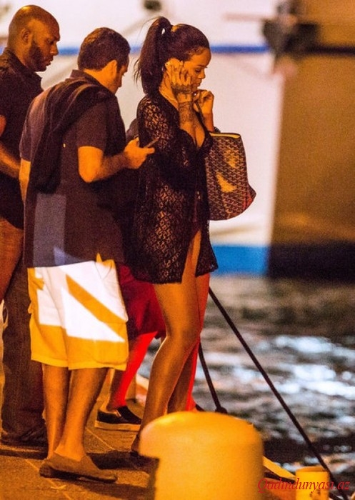 Yarıçılpaq Rihanna gecəyə belə qatıldı - Foto