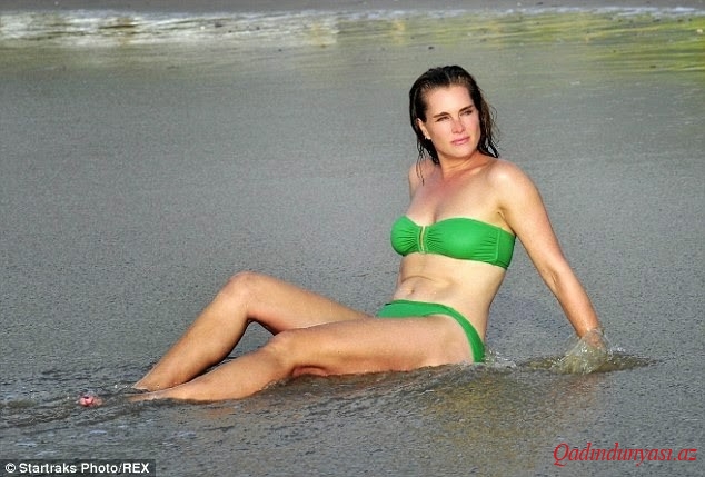 49 yaşlı model və aktrisa Brooke Shields`dən seksi pozalar - Foto
