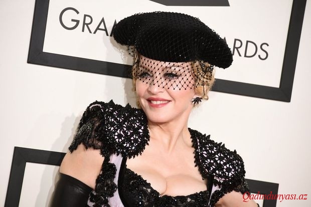 56 yaşlı Madonna arxasını hamıya göstərdi - Foto
