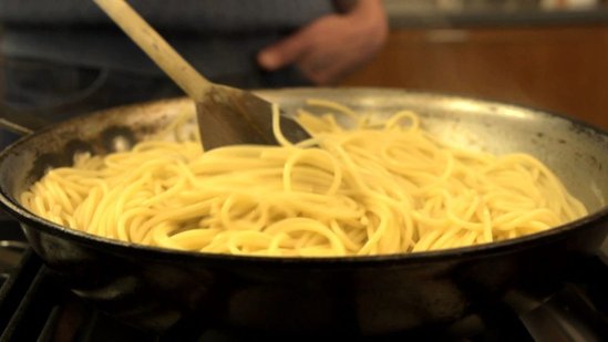 Spagetti bişirməyin asan üsulu! Niyə bunu əvvəllər düşünməmişik??? - VİDEO