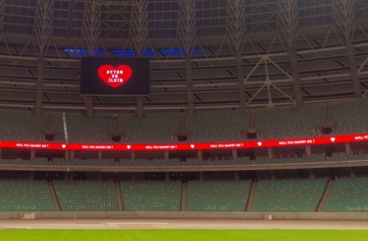 Milyonlar xərclənən Bakı Olimpiya Stadionu futbol yox, sevgi meydanına çevrildi - FOTO