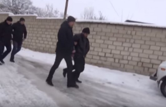 Azərbaycanda 13 yaşlı qızını öldürən atanın saxlanma anı kameraya düşdü (VİDEO)