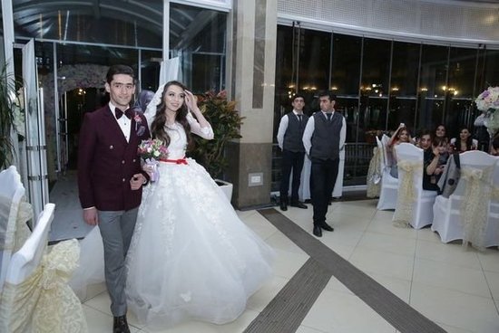 Birinci vitse-prezident Mehriban Əliyeva uşaq evində böyüyən gənclərə toy etdi- FOTOLAR