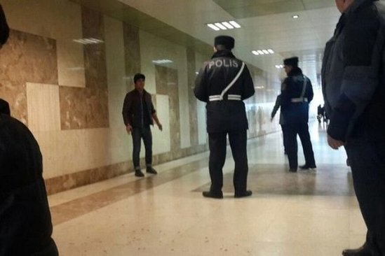 Bakı metrosunda ŞOK: 20 yaşlı gənc hamının gözü qarşısında özünü DOĞRADI (+18 FOTO)