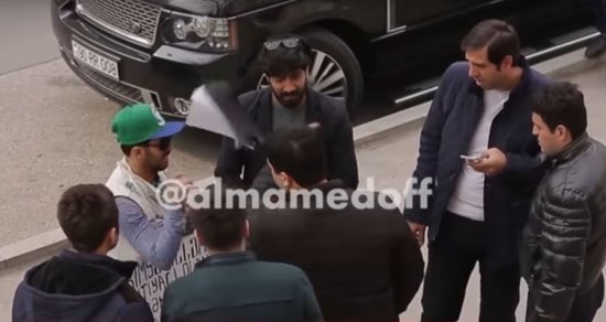 Bakıda kimsəsizləri ölkədən çıxarmaq üçün imza toplayan aparıcını döydülər (VİDEO)