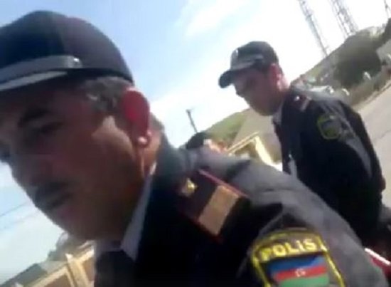 Bakıda sürücü ilə polis arasında mübahisə: "Ə deyirəm sənədini..." (VİDEO)