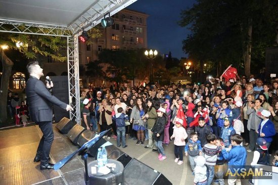 Gənc qızların sevimlisi olan Burak Bakıda - FOTOLAR