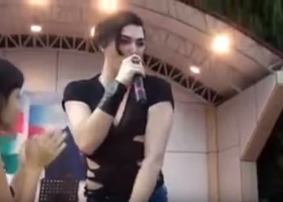 Biabırçılıq!Azərbaycanda "Kişi" müğənni azyaşlıların gözü önündə... - VİDEO