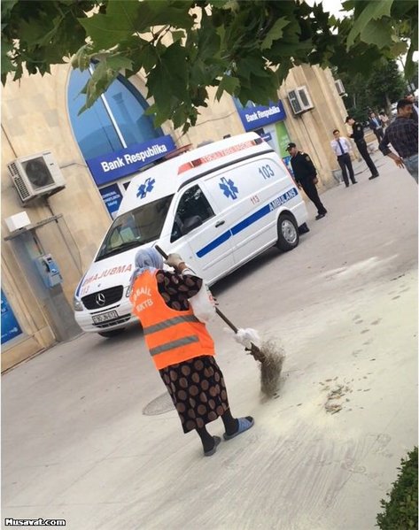 BAKIDA DƏHŞƏT! 55 yaşlı kişi bankın qarşısında özünü diri-diri yandırdı- evi əlindən alınır
