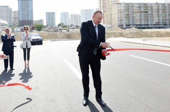 Prezident İlham Əliyev "Sovetski"də maşın sürdü - FOTOLAR