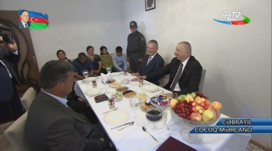 Prezidentin kənd sakinləri ilə səmimi söhbəti: "Dolanışığınız yaxşıdır?" (VİDEO)