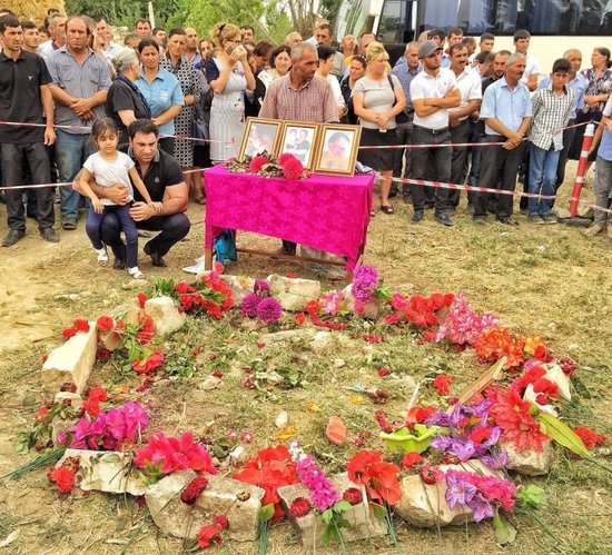 Zəhranın məzarını ziyarət etdiyi üçün tənqid olunan Kamil Zeynallı TƏHQİRƏ KEÇDİ: "Onların anası-atası ermənidir" - FOTO+ VİDEO